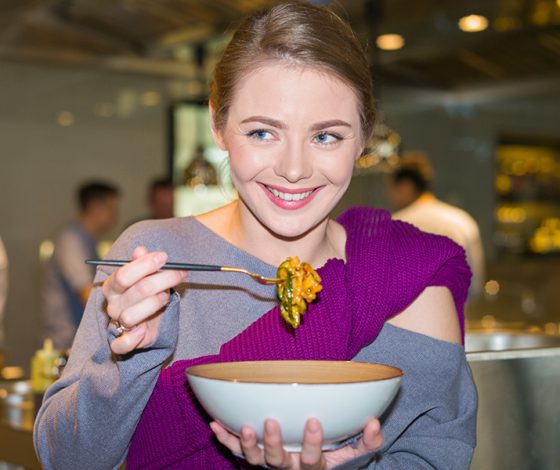 К майским праздникам. Звезда «Мажора» и коренная петербурженка Карина Разумовская: куда сходить в Питере, где ты еще точно не был!