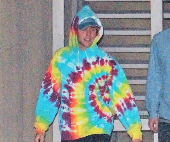 Джастин Бибер выбрал толстовку под цвет машины