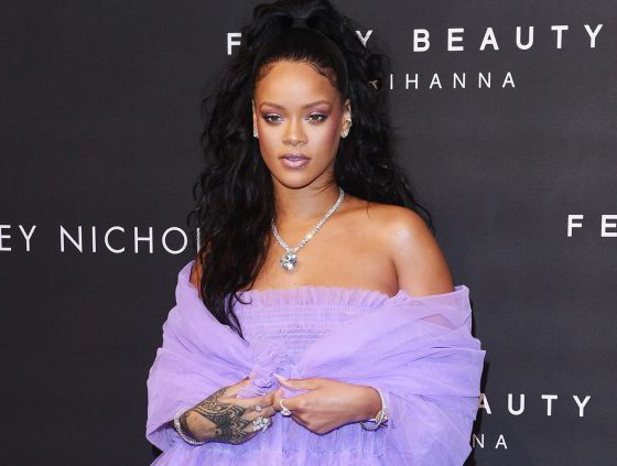 Рианна и Оливия Калпо в одинаковой футболке. Кому идет больше? Голосуй!