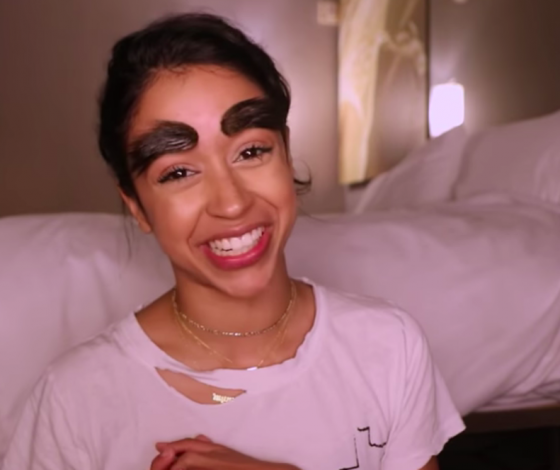 Смешно получилось: блогер с разными бровями