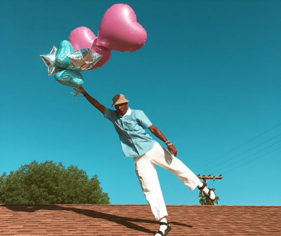 Кто из рэперов сменил кроссовки на сандалии с носками?