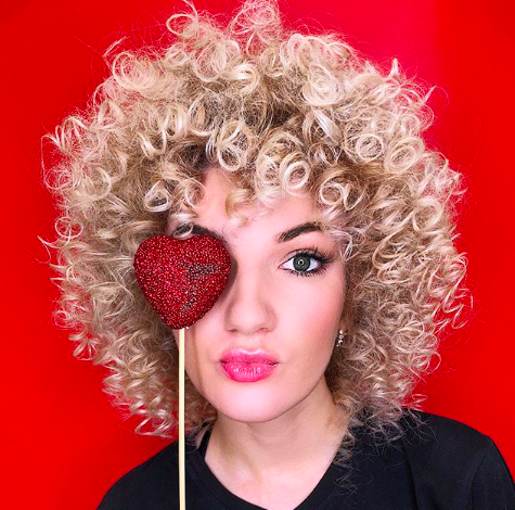 Где умеют плести косы, делать маникюр без сколов и за 5 минут корректируют брови?