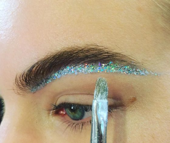 Без шуток: в моде брови с глиттером!