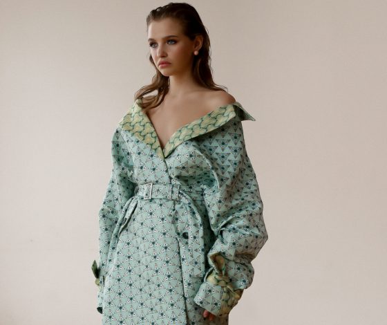 Костюмы пастельного цвета и платья с графическим принтом в новой коллекции SASHA