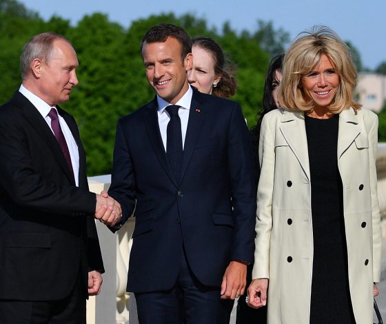 Нарушили протокол! Как прошла встреча Эммануэля Макрона и Владимира Путина?