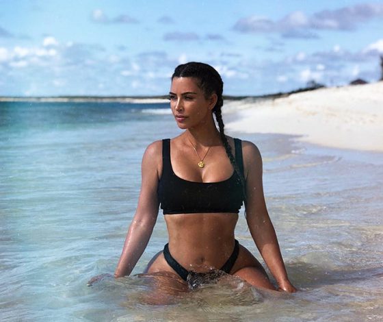 Как правильно делать сексуальные фото на пляже? 7 лайфхаков от Кардашьян