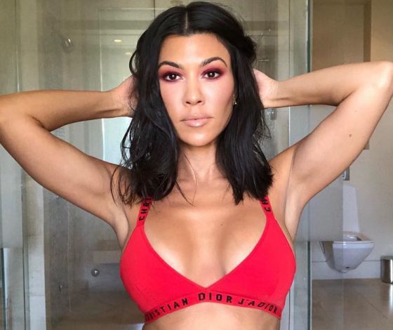 Кортни Кардашьян показала фигуру в бикини. Фанаты в восторге!