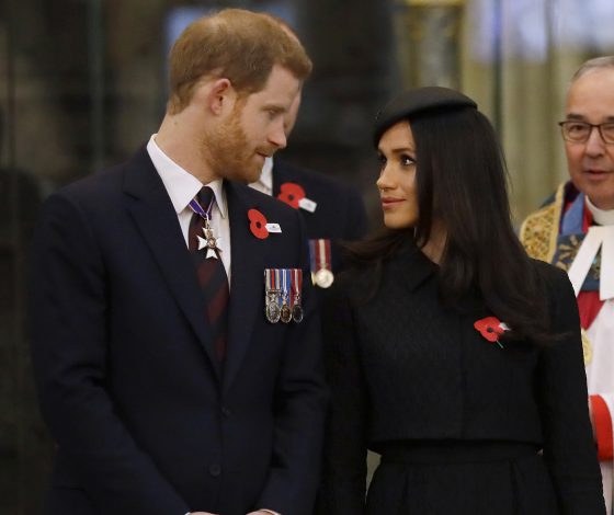 Британцы создали купальники с изображением Меган Маркл и принца Гарри. И это ужасно!