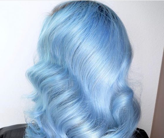 Как Мальвина: почему голубые волосы – тренд предстоящего лета