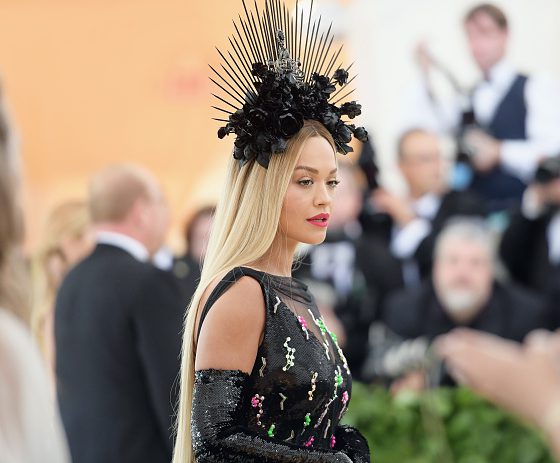От крестов до кольчуг и ножей: лучшие украшения Met Gala