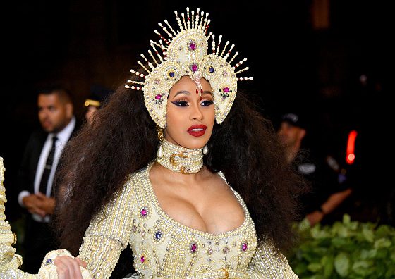 У Карди Би новая (и очень яркая) прическа!