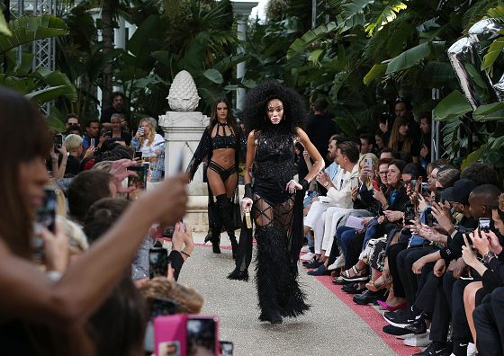 Алессандра Амбросио, Сара Сампайо и Винни Харлоу на показе Philipp Plein в Каннах