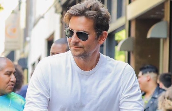 Брэдли Купер гуляет с дочкой. А где же Ирина Шейк?