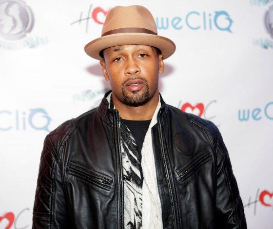 Канье Уэст купил фото ванны Уитни Хьюстон. Что думает об этом племянник певицы?