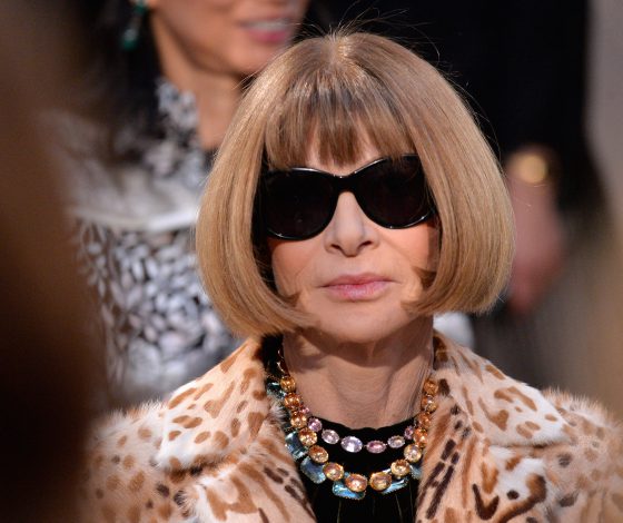 Стильно! С каким аксессуаром не расстается главный редактор американского Vogue Анна Винтур?