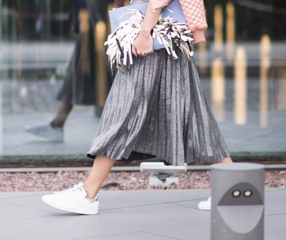 Учимся у звезд стритстайла: как носить платья с кроссовками?