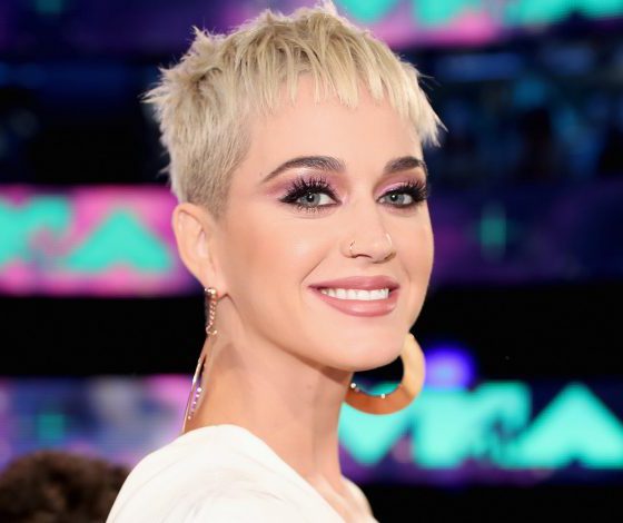 Мы скучали! Кэти Перри снова с длинными волосами