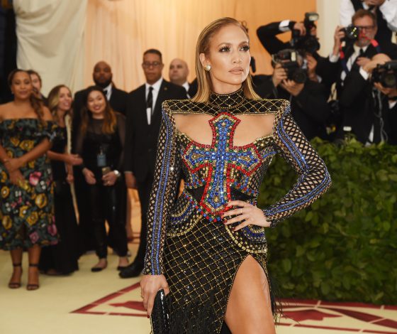 Почём? Дженнифер Лопес продает платье с Met Gala