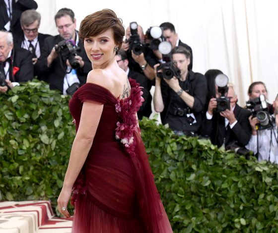 Что это на тебе? Как Скарлетт Йоханссон ответила на критику своего платья?