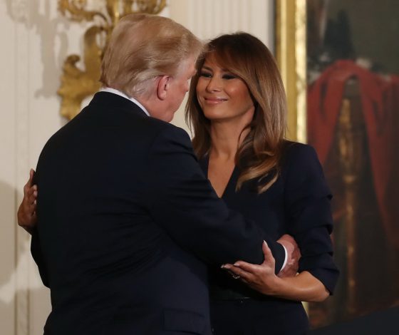 Вот это объятия! Счастливая Мелания целует Дональда