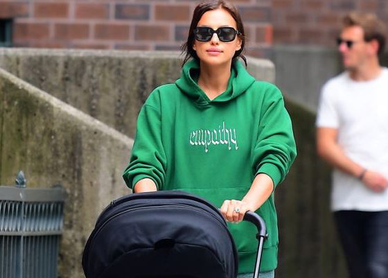 Вернулась домой: Ирина Шейк на прогулке с дочкой