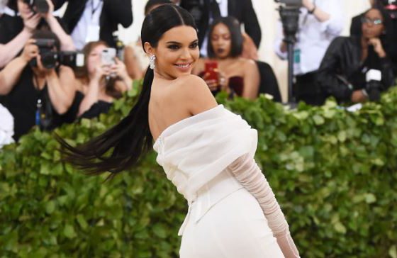 Дива! Кендалл Дженнер толкнула охранника на ковровой дорожке Met Gala