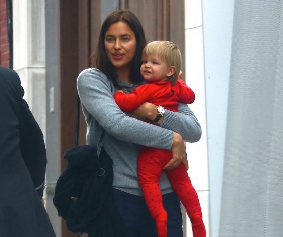 Снова с дочкой: Ирина Шейк гуляет с Леей в Нью-Йорке