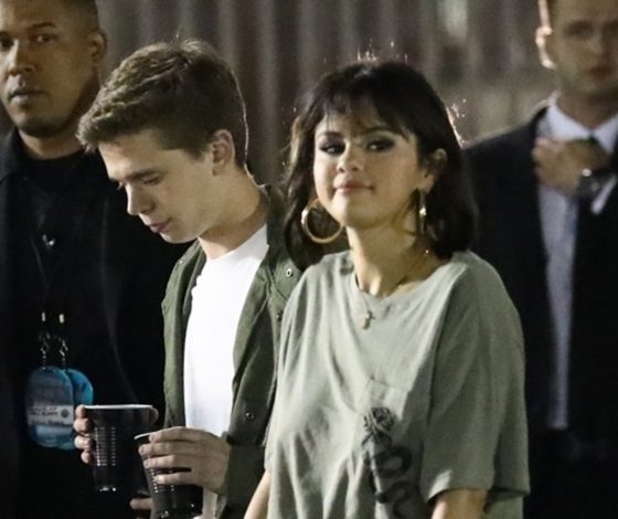 Новый роман? Селена Гомес замечена с незнакомцем