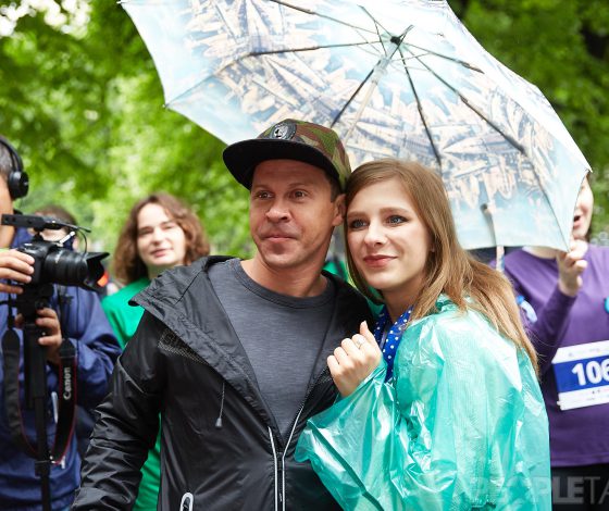 Юлия Пересильд, Лиза Арзамасова и Полина Киценко на благотворительном марафоне «Патрики бегут»