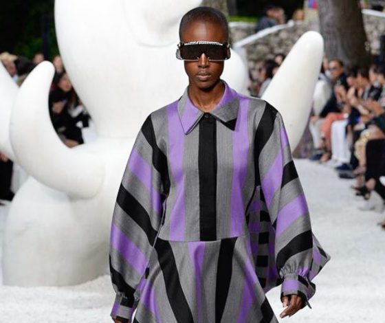 Ботфорты-кроссовки и космические очки: все о круизном показе Louis Vuitton