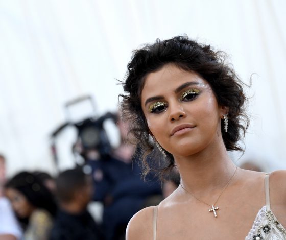 Как Селена Гомес отреагировала на свои фото с Met Gala? Это очень смешно