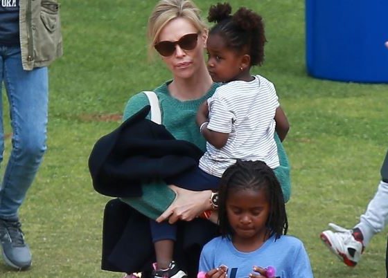 Новый выход Шарлиз Терон с детьми: сын снова одет как девочка