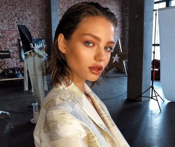 Новый роман? Незнакомец целует Алесю Кафельникову на фото