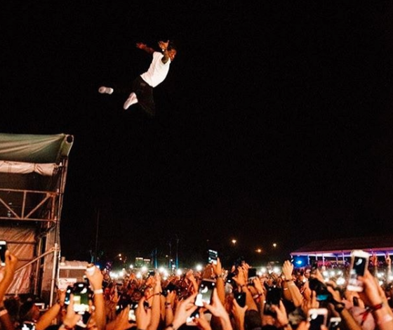 Прыжок смерти: американский рэпер прыгнул в толпу с 6-метровой высоты!
