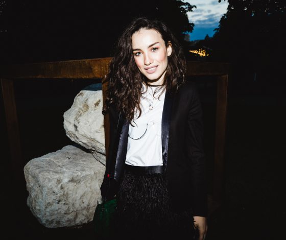 Виктория Дайнеко, Илья Бачурин и Ксения Чилингарова на открытии инсталляции «Камни» в Парке Горького