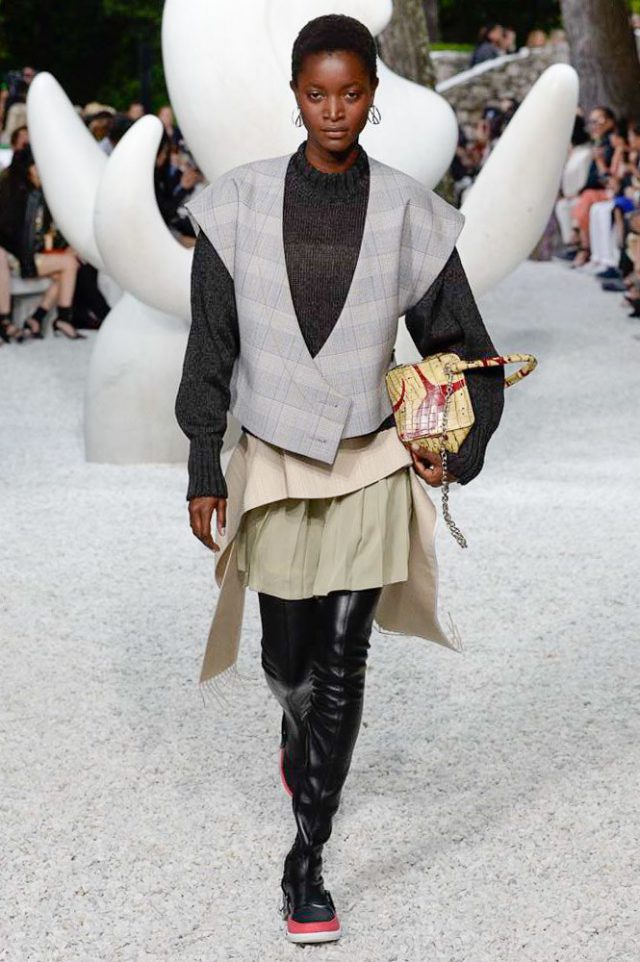 Ботфорты-кроссовки и космические очки: все о круизном показе Louis Vuitton.