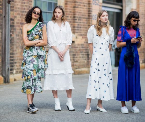Учимся у звёзд стритстайла: какую одежду носить этим летом