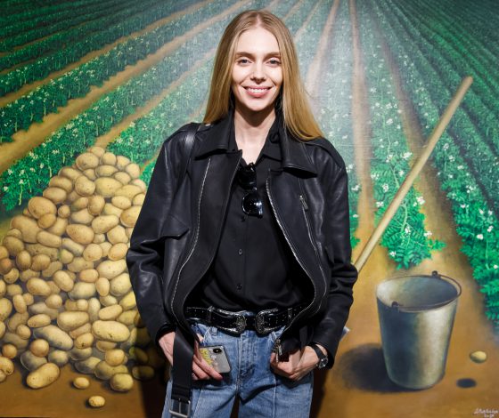 Муся Тотибадзе, Ясмина Муратович и Полина Аскери на открытии выставки Антона Тотибадзе «Народная мудрость»