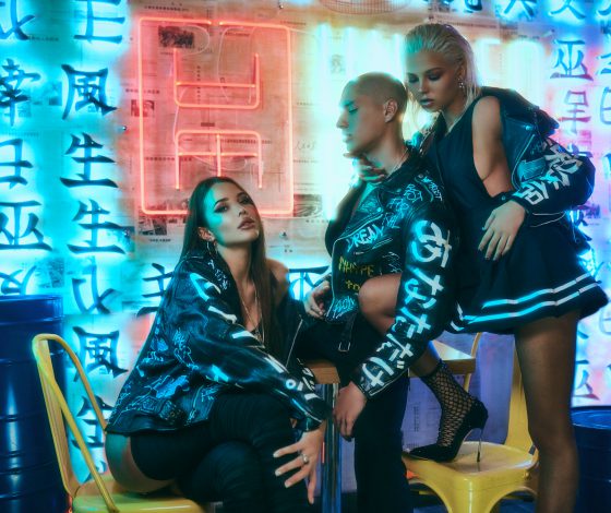 Алеся Кафельникова и Анастасия Решетова показывают, как носить модные кожанки