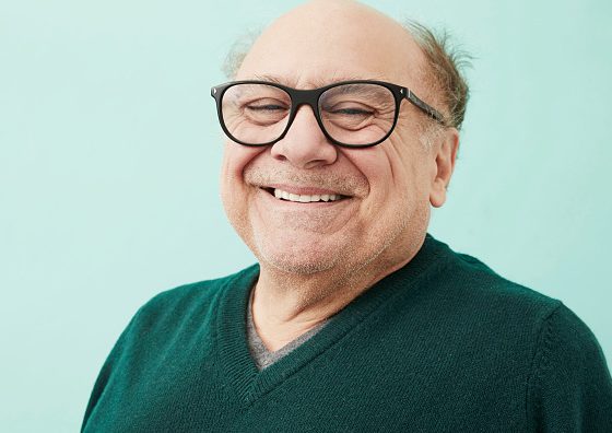 Школьница пришла на выпускной с картонным Дэнни ДеВито. Как отреагировал актер?