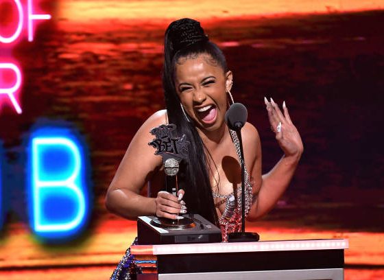 Очередной скандал? Карди Би и Рита Ора поцеловались!