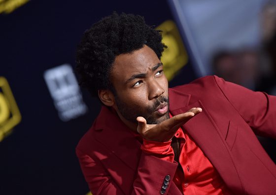 Учимся у Childish Gambino: как носить рубашки с принтом?