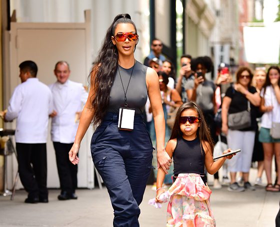 Новый выход: Ким Кардашьян и Канье с дочкой Норт. Конечно, в Yeezy