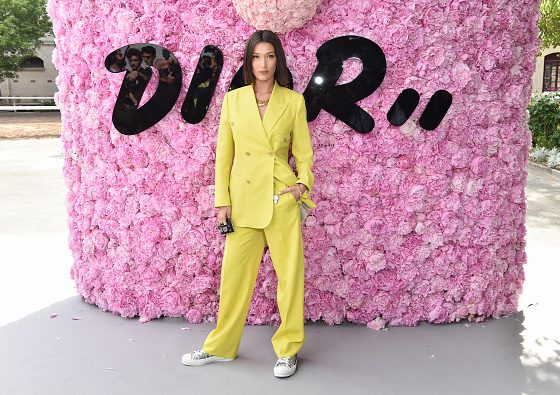 Учимся у Беллы Хадид: как носить кроссовки с костюмами?