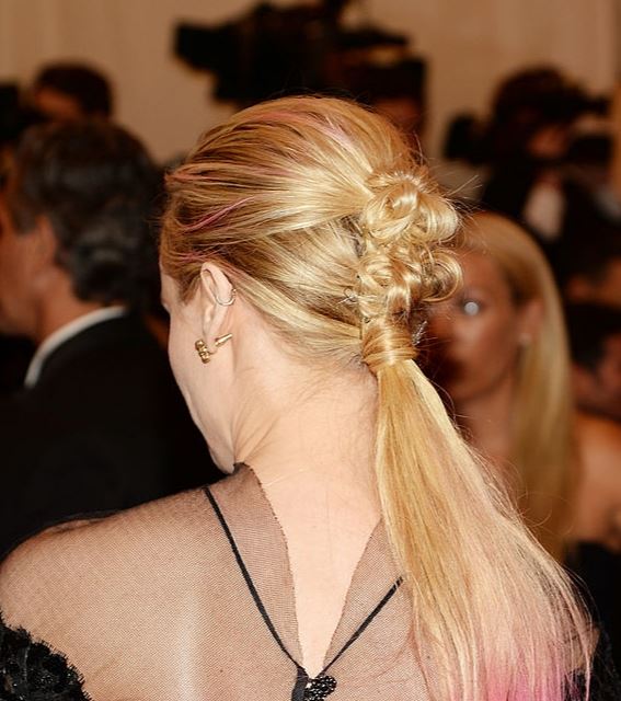 Диана Крюгер (41) на Met Gala в 2013 году появилась с необычным гранж-хвостом. Согласись, кажется, будто ее волосы просто спутались и она решила не тратить время, перевязала их и пошла.