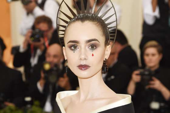 Жемчуг и стразы на глазах: бьюти-тренд, который выбирают звезды