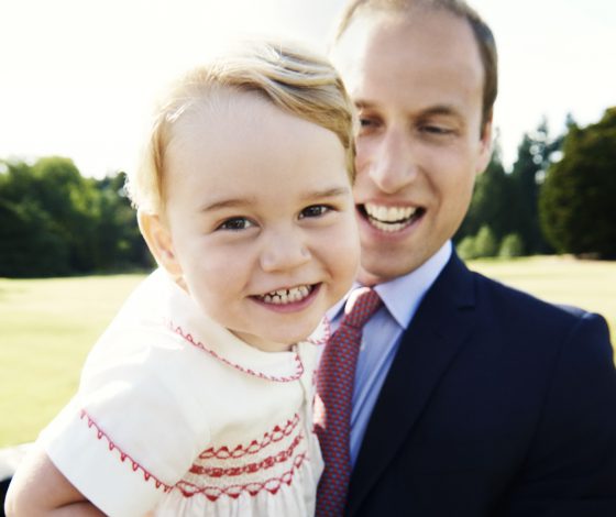 Одно лицо? В Сети сравнивают фотографии принца Уильяма и его старшего сына