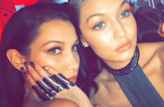 Вчера с голой грудью в Рио-Де-Жанейро, а сегодня у квартиры Зейна: новый выход сестёр Хадид