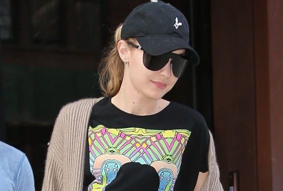 Вчера каблуки, сегодня кроссовки. Новый выход Джиджи Хадид в Нью-Йорке