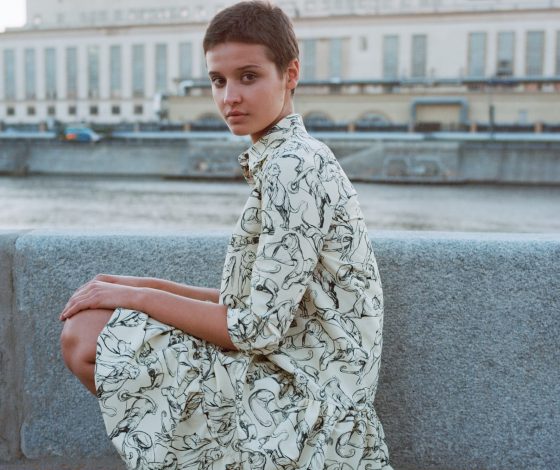 Летние тренчи и платья с принтами в коллекции Chapurin